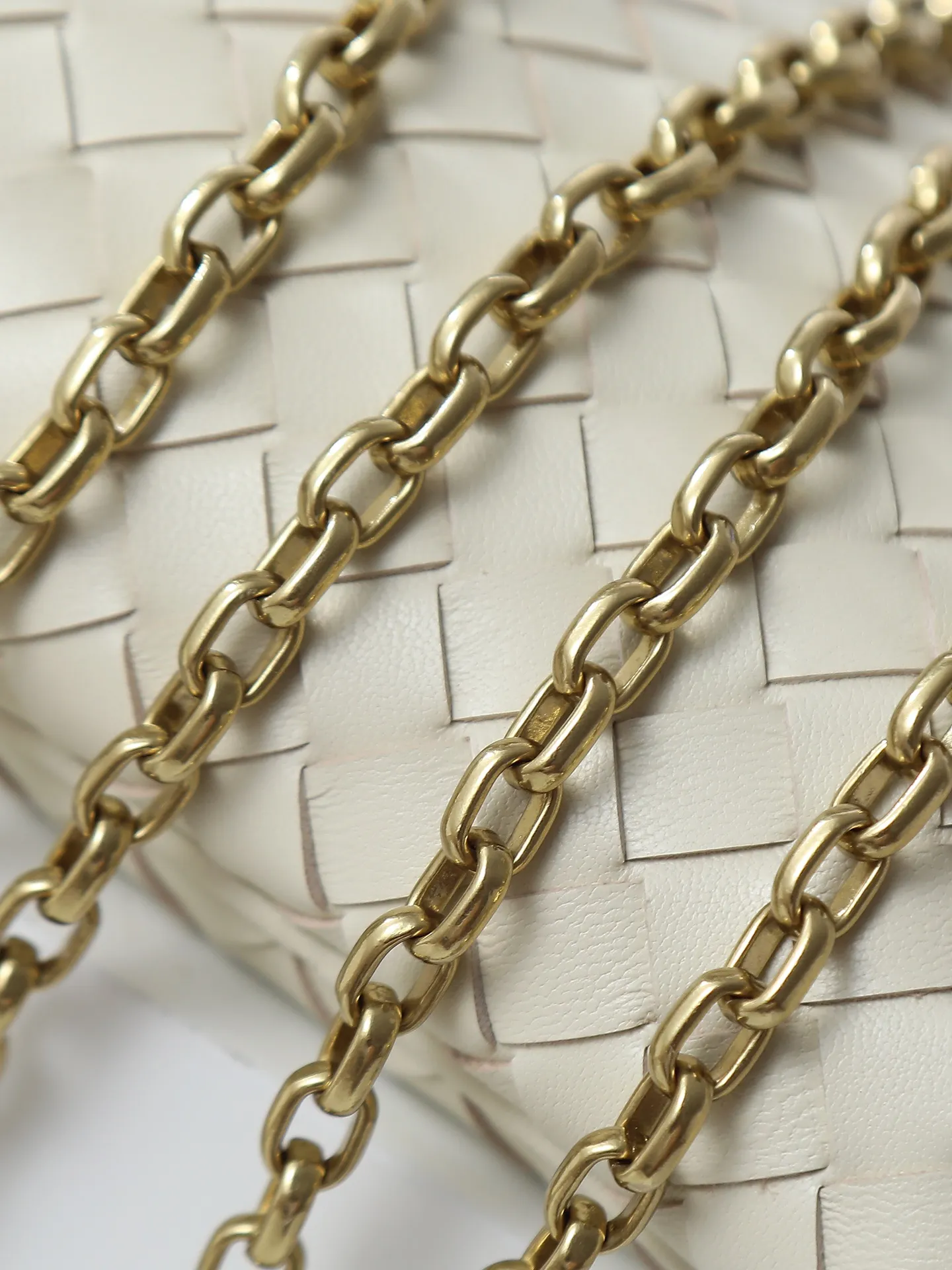 800. BOTTEGA VENETA2025 new women's small Soft Vanity bag adopts the classic Intrecciato weaving technique, inheriting the classics. The ring buckle design 😎 The light metal chain gives you a high-end sense of matching. The chain is removable, so you can wear it as a small bag ~ An elegant small bag that is perfect for participating in events. The overall body of the bag is as soft as marshmallow and can be easily kneaded, showing the strong toughness and high-end feel of the leather. The touch of sheepskin is so amazing. It is so healing when pinched! I have absolutely no resistance to small bags! ! ! Style number: 843800 Size: 19*14*3cm
